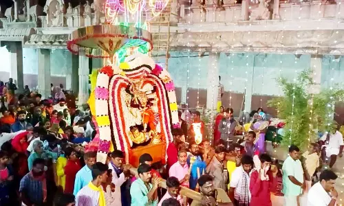 முத்துமாரியம்மன் கோவிலில் ஊஞ்சல் தாலாட்டு