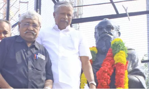 பாளையில் பெரியார் சிலைக்கு அரசியல் கட்சியினர் மரியாதை