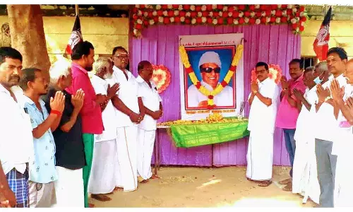 எம்.ஜி.ஆர். உருவ படத்திற்கு மரியாதை