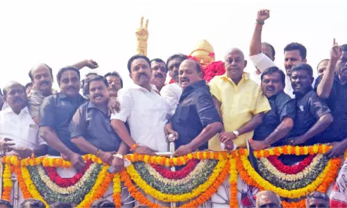 நெல்லையில் எம்.ஜி.ஆர். சிலைக்கு அ.தி.மு.க.வினர் மரியாதை