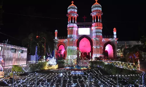 நட்சத்திரம், குடில் அலங்காரம், ஜொலிக்கும் மின் விளக்குகள்