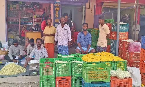 நாளை கிறிஸ்துமஸ் பண்டிகை - தோவாளை சந்தையில் மல்லிகை ரூ. 3 ஆயிரத்துக்கு விற்பனை