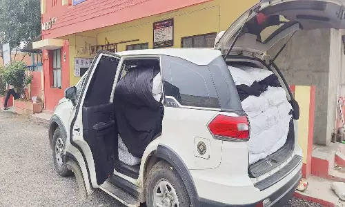 சொகுசு காரில் கடத்திய 1 டன் குட்கா பறிமுதல்