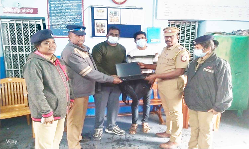 வாலிபர் தவறவிட்ட லேப்டாப் மீண்டும் ஒப்படைப்பு