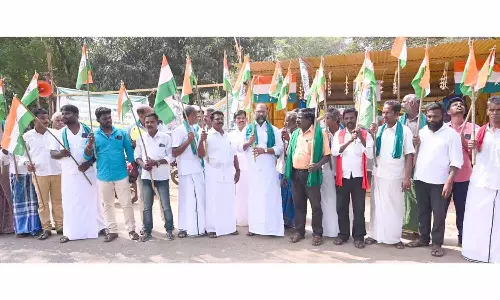 திருமண்டகுடி சர்க்கரை ஆலை நிர்வாகத்தை கண்டித்து தொடர் போராட்டம்