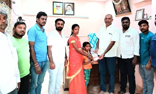 சிறுமிக்கு கல்வி உதவித்தொகை