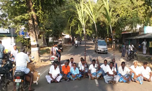 பொங்கல் பரிசுடன் கரும்பு வழங்க கோரி விவசாயிகள் சாலை மறியல்