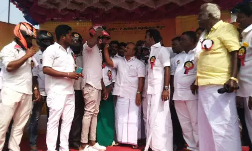 உதயநிதி ஸ்டாலின் பிறந்தநாள் நலத்திட்ட உதவிகள்: 250 இளைஞர்களுக்கு ஹெல்மெட் வழங்கினார் அமைச்சர் தா.மோ.அன்பரசன்