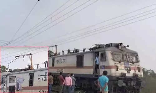 தண்டவாளத்தில் அறுந்து விழுந்த உயரழுத்த மின்கம்பி- துரிதமாக செயல்பட்டு ரெயிலை நிறுத்திய டிரைவர்