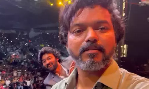 வாரிசு இசை வெளியீட்டு விழா- ரசிகர்களுடன் செல்பி எடுத்து மகிழ்ந்த விஜய்