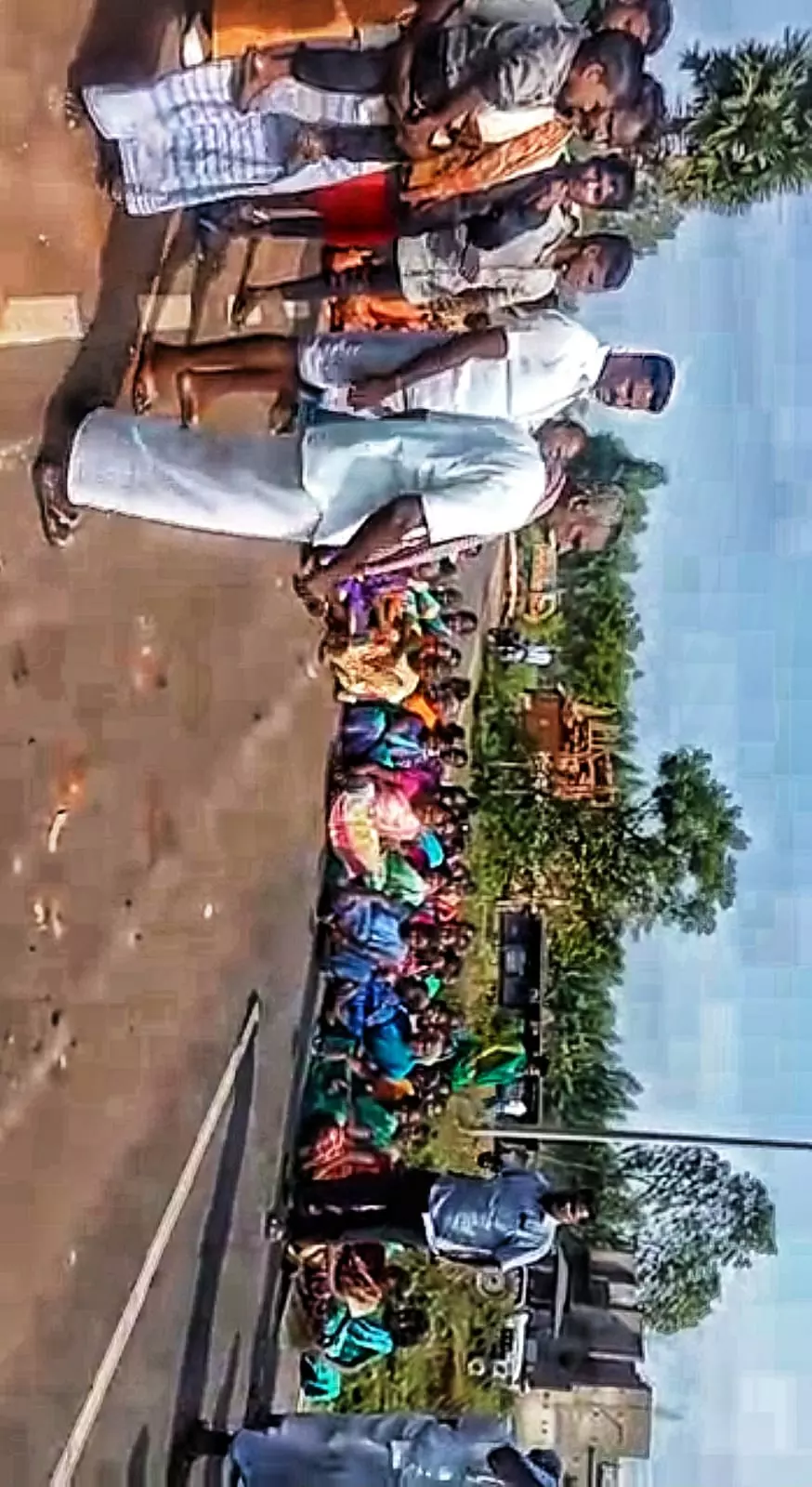 மதுபான கடை அமைப்பதை எதிர்த்து கிராம மக்கள் சாலை மறியல் மதுபான கடை அமைப்பதை எதிர்த்து கிராம மக்கள் சாலை மறியல்