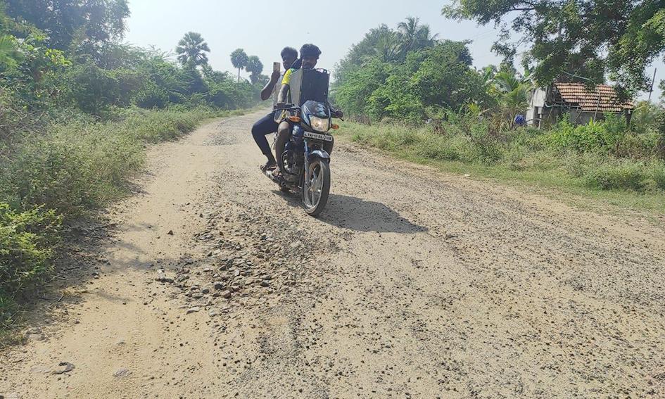 சாலையை சீரமைக்க கோரிக்கை சாலையை சீரமைக்க கோரிக்கை