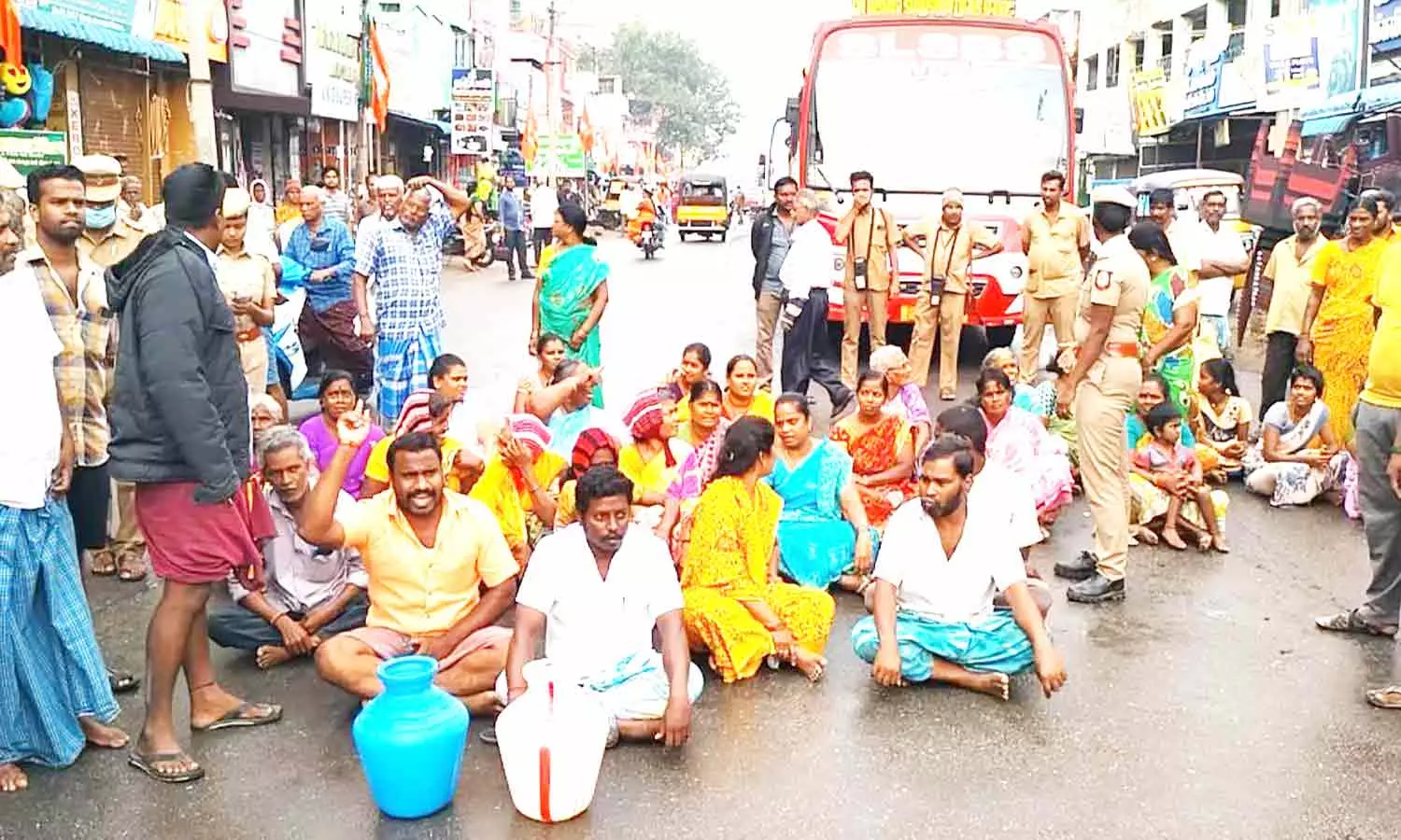 காலி குடங்களுடன் பொதுமக்கள் சாலை மறியல் காலி குடங்களுடன் பொதுமக்கள் சாலை மறியல்