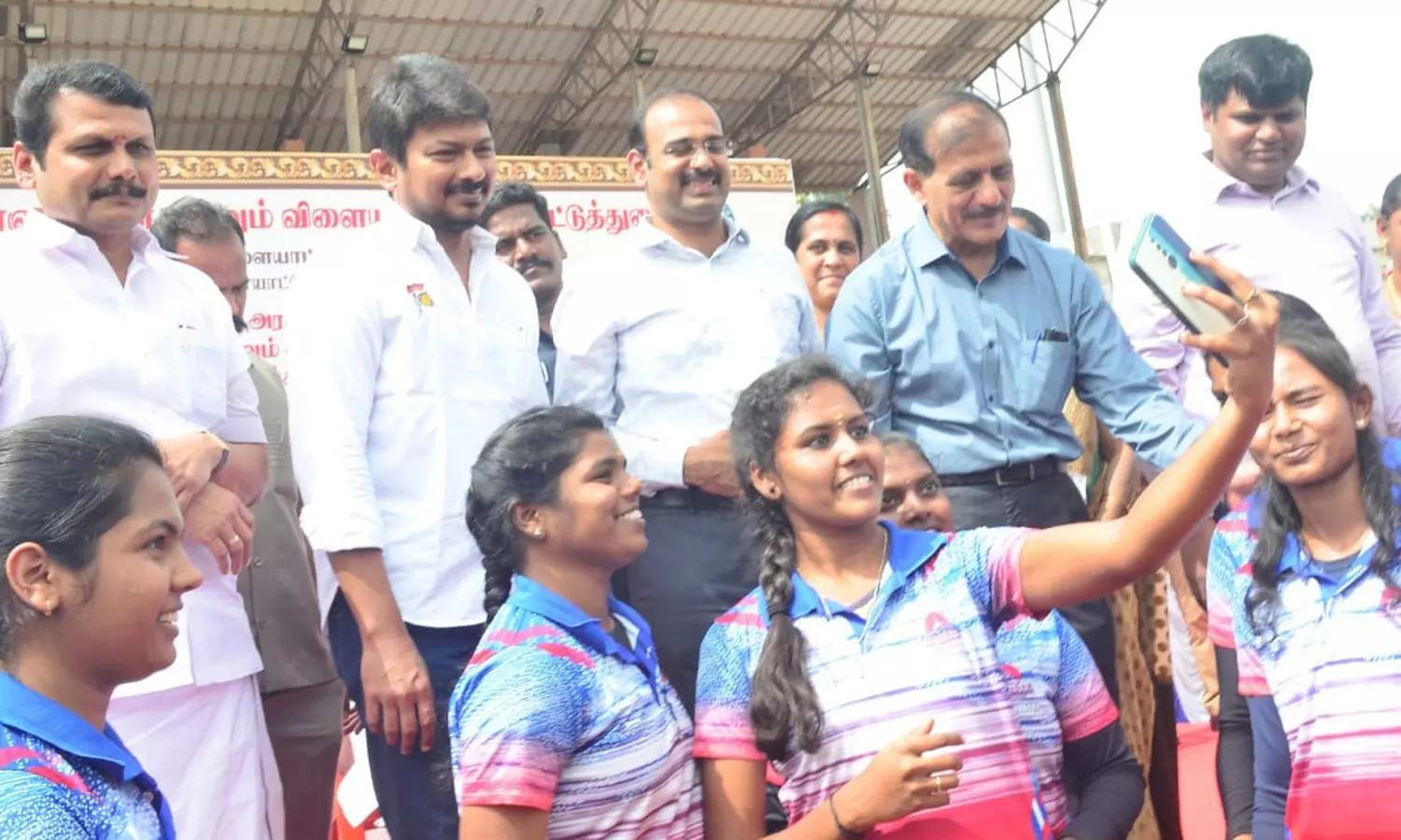 அமைச்சர் உதயநிதி ஸ்டாலினுக்கு தொண்டர்கள் திரண்டு வரவேற்பு- தாரைப்பட்டை முழங்க உற்சாகம் அமைச்சர் உதயநிதி ஸ்டாலினுக்கு தொண்டர்கள் திரண்டு வரவேற்பு- தாரைப்பட்டை முழங்க உற்சாகம்