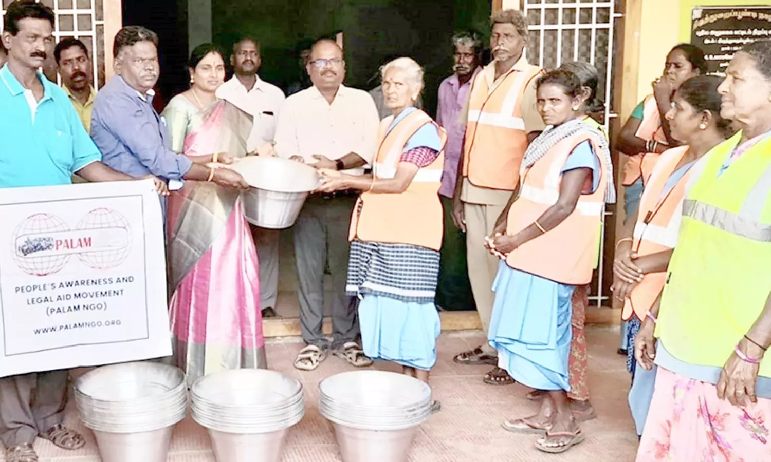 துப்புரவு பணியாளர்களுக்கு அலுமினிய கூடை வழங்கல்