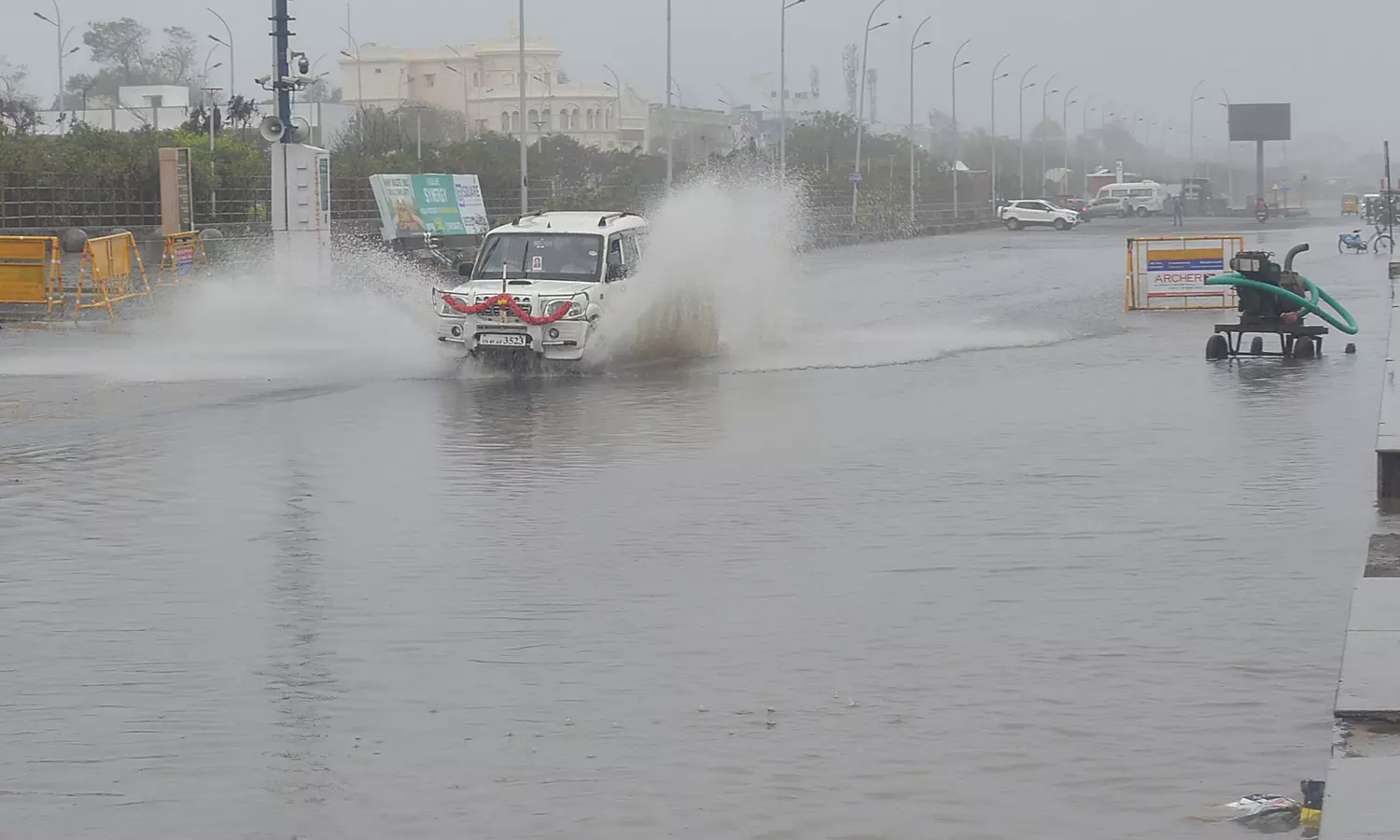 வால்டாக்ஸ் சாலையில் குளம்போல் தேங்கிய மழைநீர்- பொதுமக்கள் அவதி வால்டாக்ஸ் சாலையில் குளம்போல் தேங்கிய மழைநீர்- பொதுமக்கள் அவதி