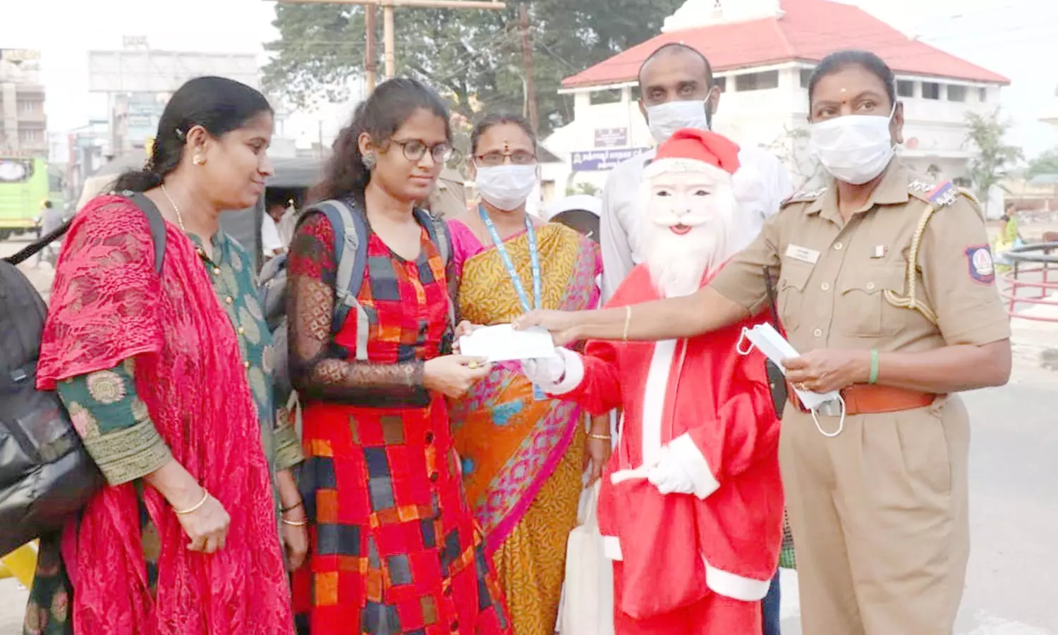 கிறிஸ்துமஸ் தாத்தா வேடமணிந்து பொதுமக்களுக்கு கொரோனா விழிப்புணர்வு கிறிஸ்துமஸ் தாத்தா வேடமணிந்து பொதுமக்களுக்கு கொரோனா விழிப்புணர்வு