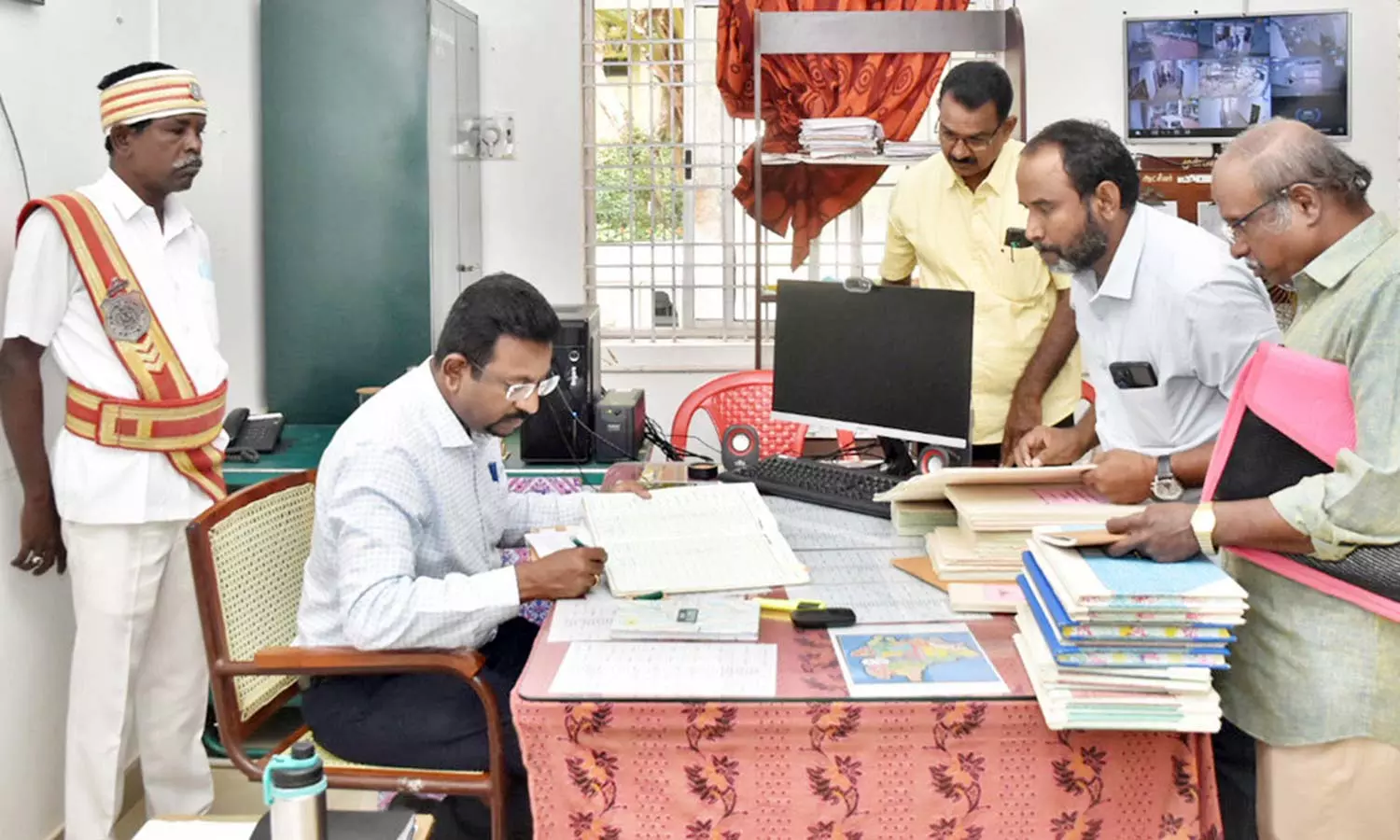 அம்மாபேட்டை வட்டார வளர்ச்சி அலுவலகத்தில் கலெக்டர் ஆய்வு அம்மாபேட்டை வட்டார வளர்ச்சி அலுவலகத்தில் கலெக்டர் ஆய்வு