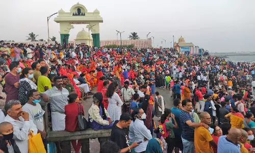 கன்னியாகுமரியில் இன்று அதிகாலை சூரியன் உதயமாகும் காட்சியை காண திரண்ட சுற்றுலா பயணிகள் - கடற்கரை பகுதி போக்குவரத்து நெரிசலில் சிக்கி திணறியது