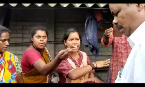 பறவைகளை வேட்டையாடிய நரிக்குறவர்கள்- அதிகாரியுடன் வாக்குவாதம்