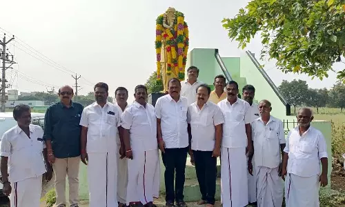 கோவில்பட்டி அருகே  பெரியார் சிலைக்கு அரசியல் கட்சியினர் மரியாதை
