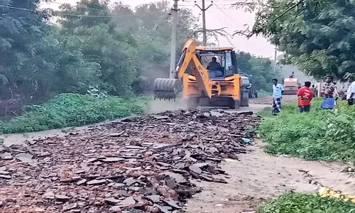 உடன்குடியில் அமைச்சர் அனிதா ராதாகிருஷ்ணன் ஏற்பாட்டில் தார்சாலை அமைக்கும் பணி தொடக்கம்