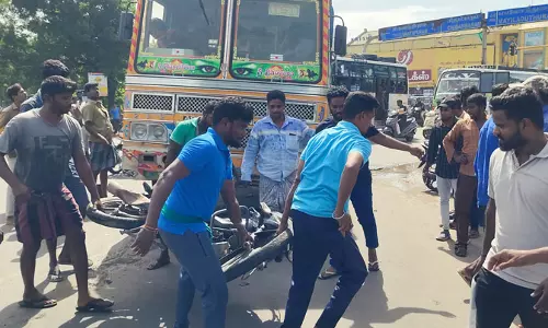 கடலூரில் இன்று லாரி மோதி மோட்டார் சைக்கிள் நசுங்கியது