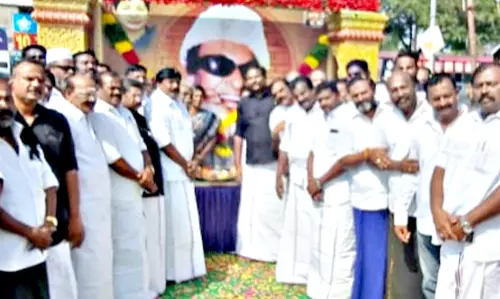 எம்.ஜி.ஆர். படத்துக்கு அ.தி.மு.க.வினர் அஞ்சலி