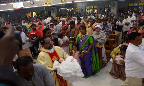 வேலூரில் தேவாலயங்களில் கிறிஸ்துமஸ் சிறப்பு பிரார்த்தனை