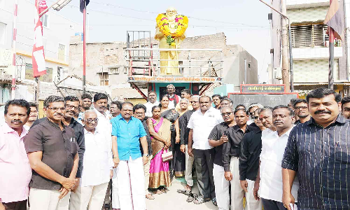 பெரியார் சிலைக்கு மாலை