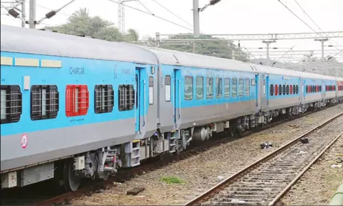 கோவை இன்டர்சிட்டி எக்ஸ்பிரஸ் ரெயில் நடுவழியில் நின்றது