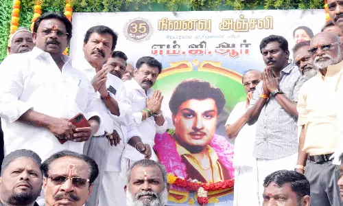 எம்.ஜி.ஆர். நினைவு நாளையொட்டி பொதுமக்களுக்கு அன்னதானம்
