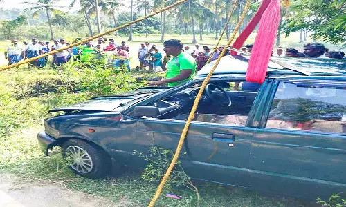 60 அடி ஆழ கிணற்றில் கார் பாய்ந்தது