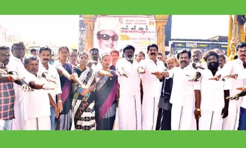 எம்.ஜி.ஆர். படத்திற்கு மாலை அணிவிப்பு