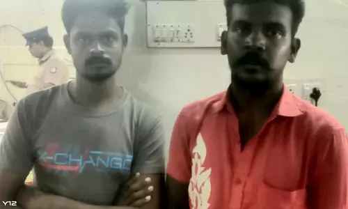 பழைய இரும்பு பொருட்களை திருடிய 2 பேர் கைது