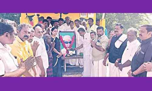 எம்.ஜி.ஆர். படத்திற்கு அ.தி.மு.க.வினர் மரியாதை