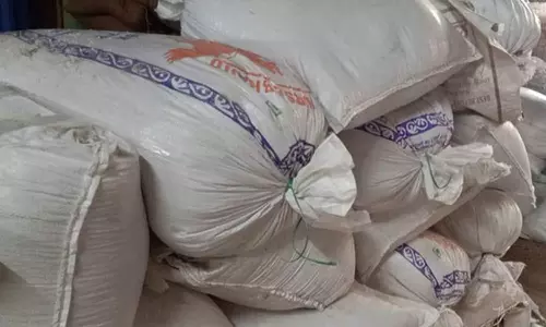 ஆந்திராவுக்கு கடத்த முயற்சி- கும்மிடிப்பூண்டி ரெயிலில் ரேசன் அரிசி மூட்டைகள் பறிமுதல்