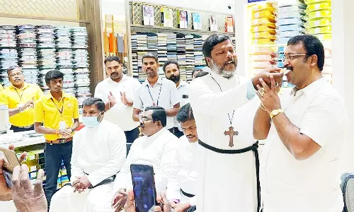 கிருஷ்ணகிரி ஸ்ரீ வெங்கடேஸ்வரா சில்க்சில் கிறிஸ்துமஸ் விழா