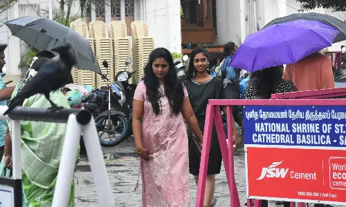 சென்னையில் கொட்டும் மழையில் கிறிஸ்துமஸ் சிறப்பு பிரார்த்தனை: ஆயிரக்கணக்கான மக்கள் பங்கேற்பு