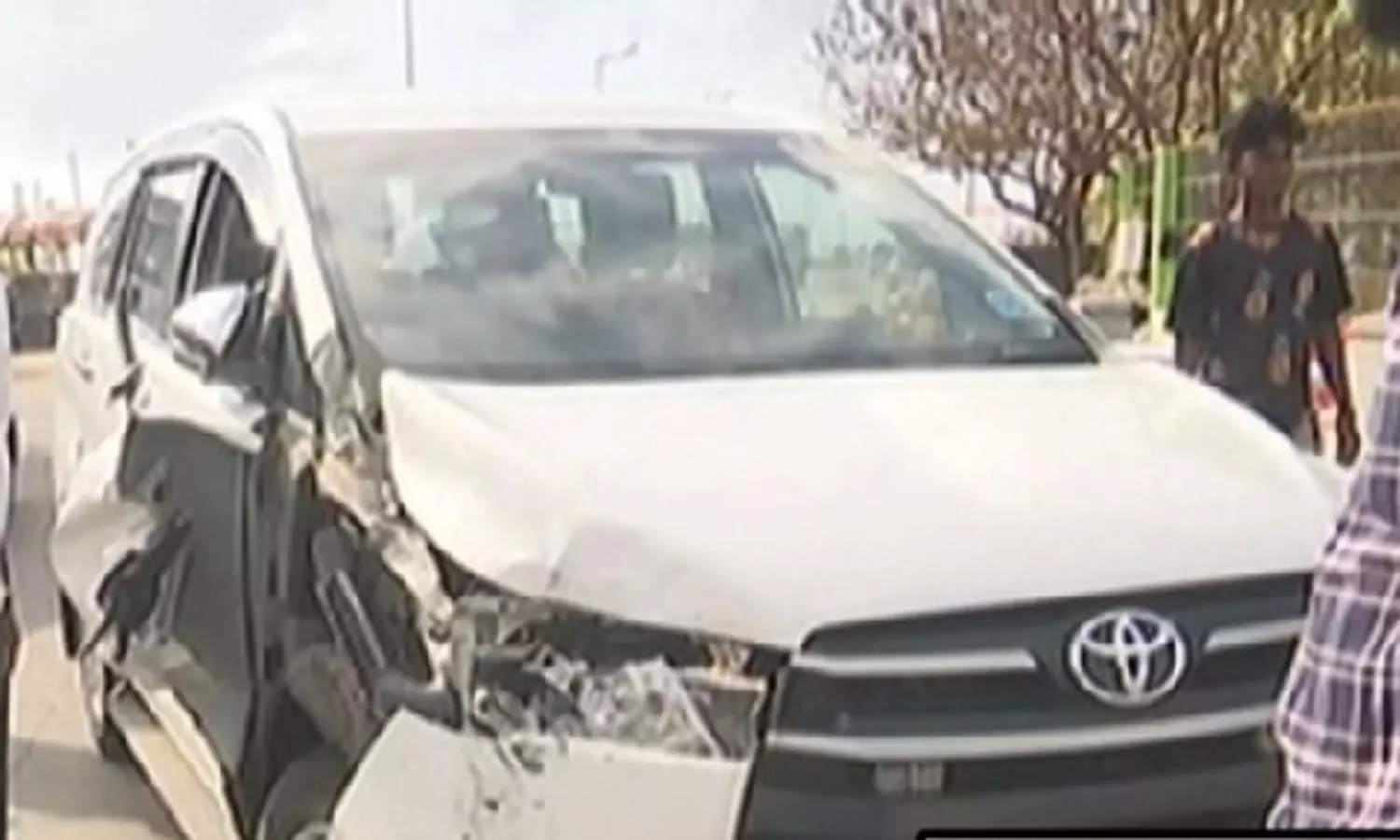 சுற்றுலா வாகனம் மோதி கூட்டுறவுத்துறை செயலாளர் ராதாகிருஷ்ணன் சென்ற கார் விபத்து சுற்றுலா வாகனம் மோதி கூட்டுறவுத்துறை செயலாளர் ராதாகிருஷ்ணன் சென்ற கார் விபத்து