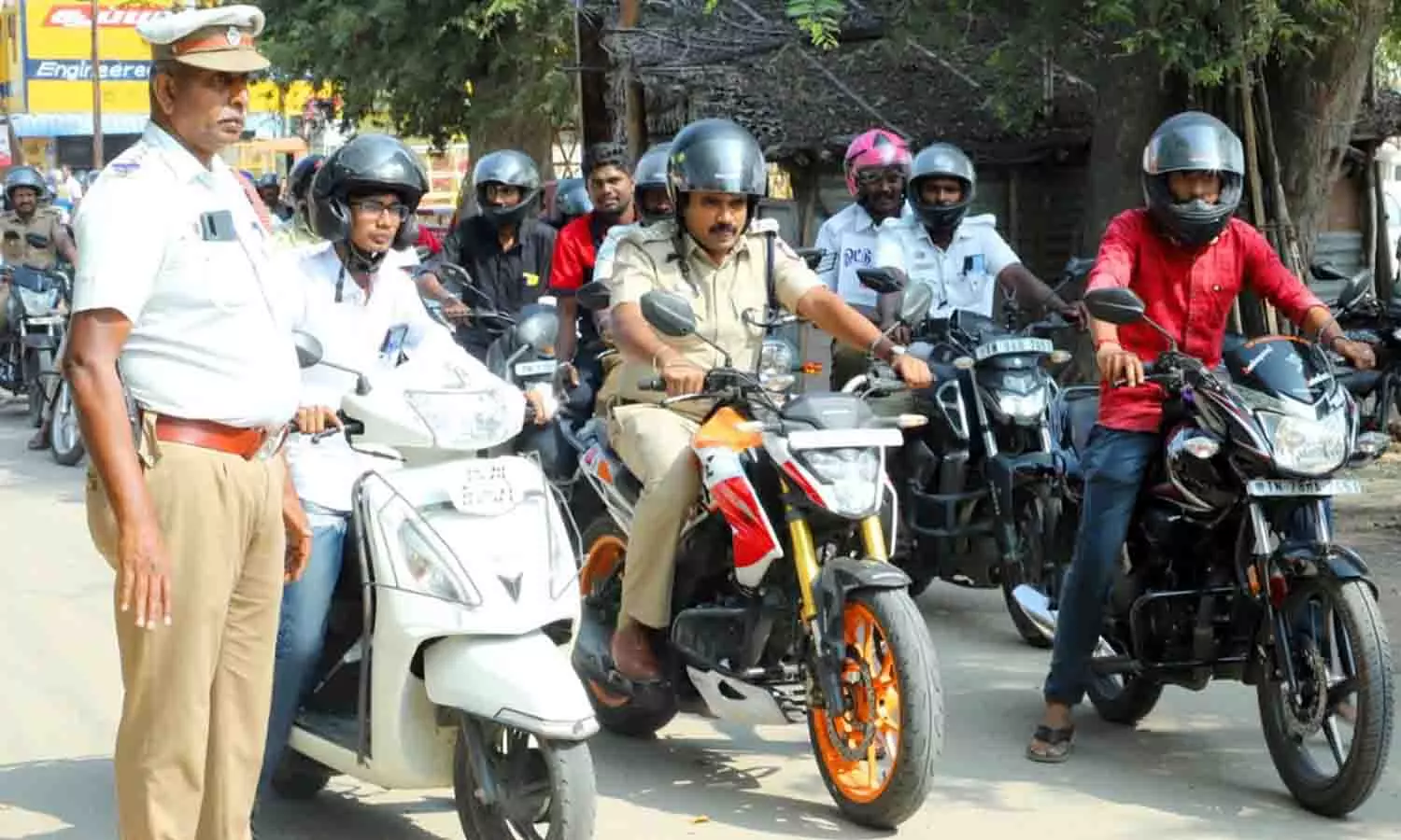 ஹெல்மெட் விழிப்புணர்வு பேரணி ஹெல்மெட் விழிப்புணர்வு பேரணி