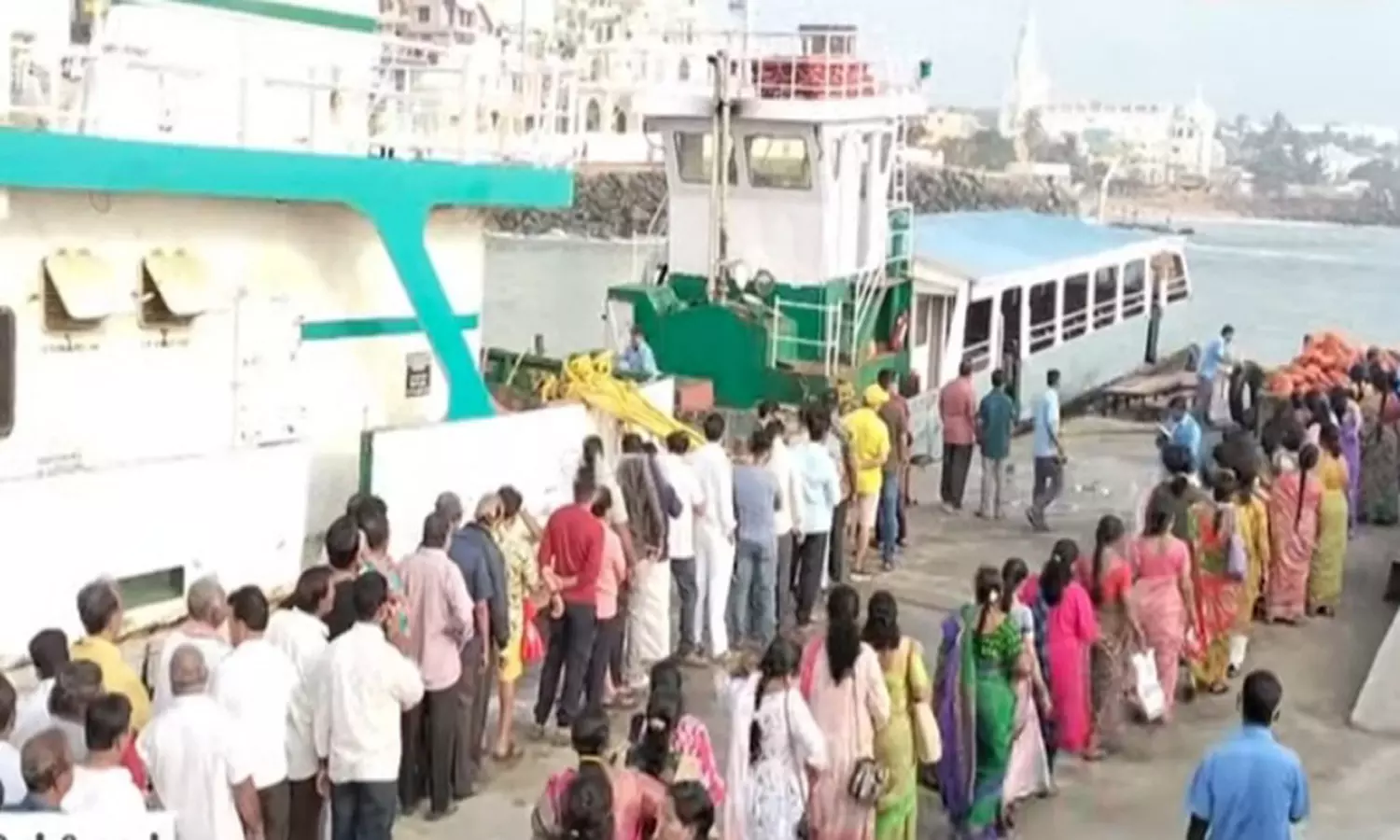 கிறிஸ்துமஸ் பண்டிகை தொடர் விடுமுறையையொட்டி விவேகானந்தர் மண்டபத்தை 22 ஆயிரம் சுற்றுலா பயணிகள் பார்வையிட்டனர்