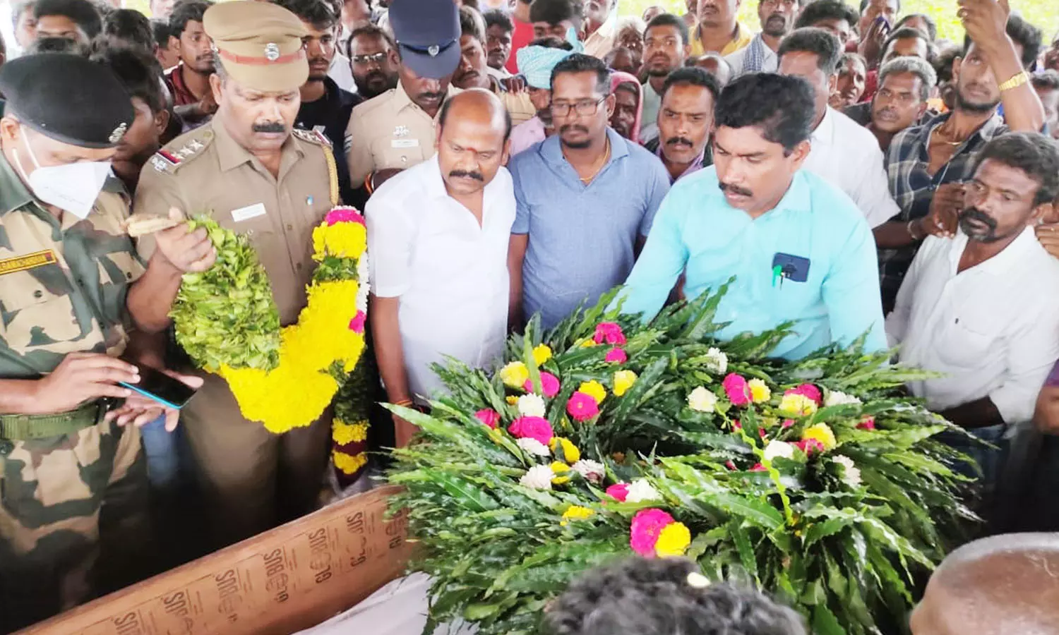 எல்லை பாதுகாப்பு படை வீரருக்கு 21 குண்டுகள் முழங்க அஞ்சலி எல்லை பாதுகாப்பு படை வீரருக்கு 21 குண்டுகள் முழங்க அஞ்சலி