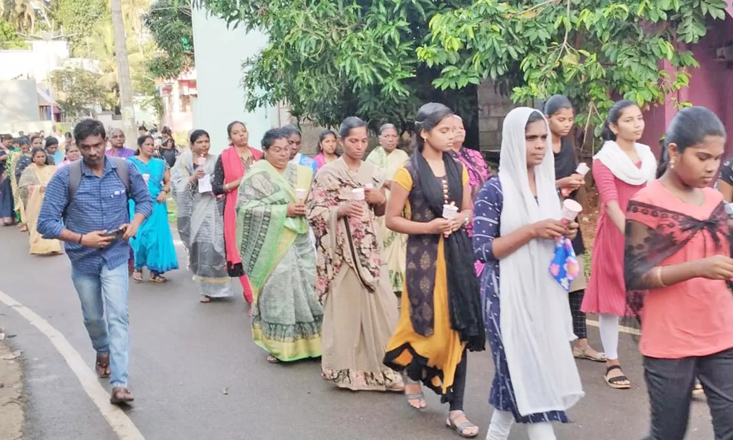 சுனாமி நினைவு ஸ்தூபிகளில் உறவினர்கள் மற்றும் மீனவ மக்கள் மலர் தூவி அஞ்சலி