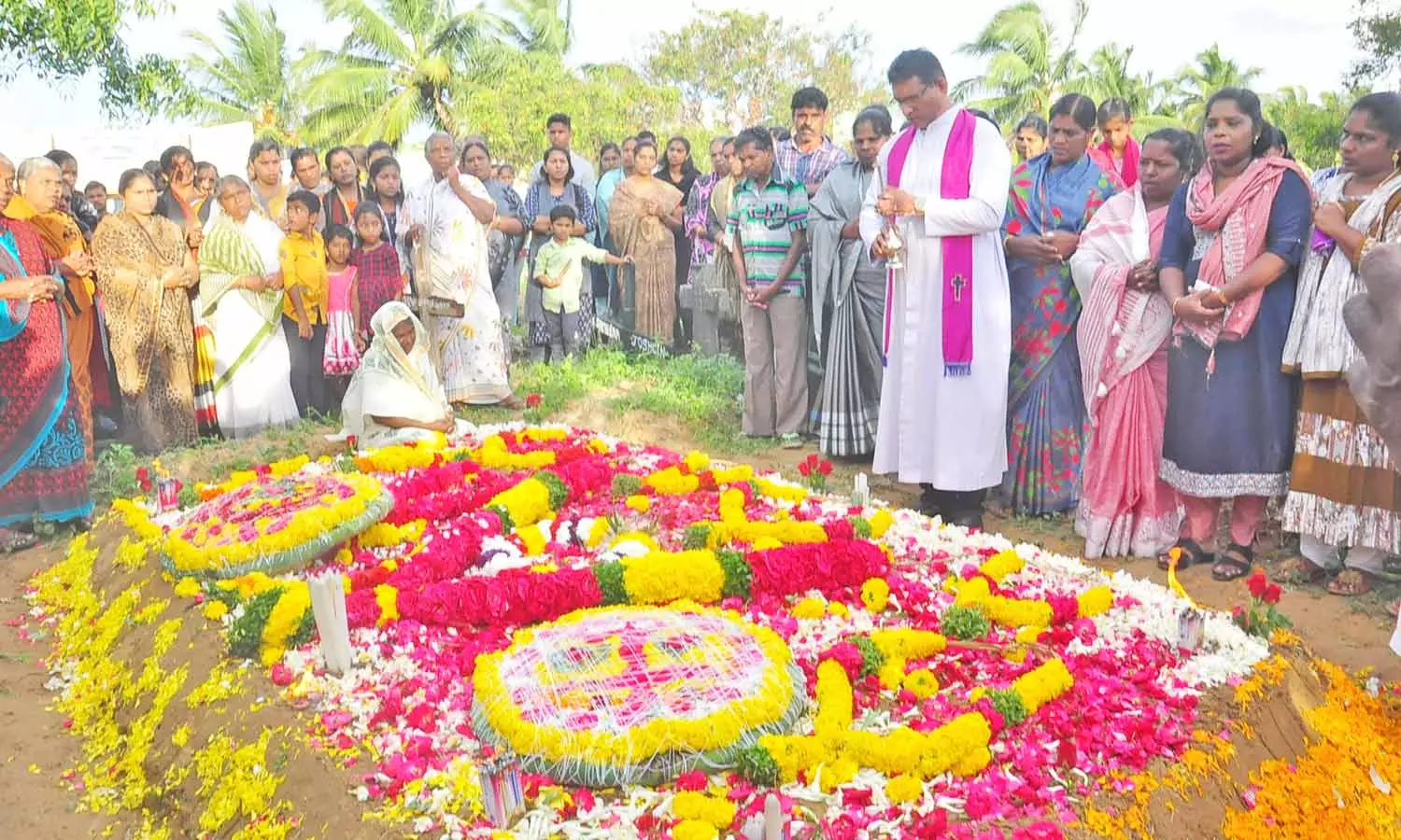 சுனாமி நினைவு ஸ்தூபிகளில் உறவினர்கள் மற்றும் மீனவ மக்கள் மலர் தூவி அஞ்சலி