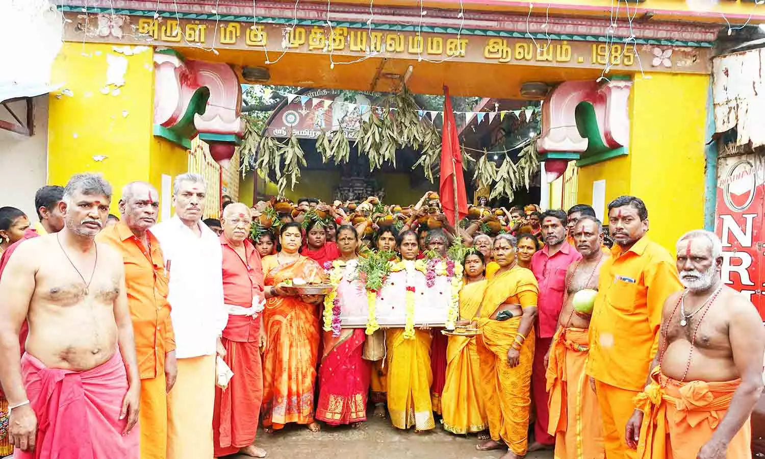 ஆதிபராசக்தி ஆன்மீக வழிபாட்டு மன்றம் சார்பில் கஞ்சி கலசம், தீச்சட்டி ஊர்வலம் ஆதிபராசக்தி ஆன்மீக வழிபாட்டு மன்றம் சார்பில் கஞ்சி கலசம், தீச்சட்டி ஊர்வலம்