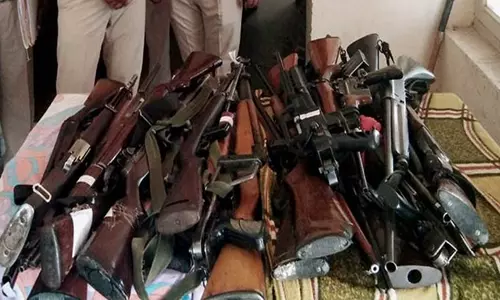 காஷ்மீரில் ஏராளமான ஆயுதங்கள், வெடிபொருட்கள் சிக்கின