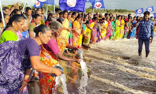 சுனாமி நினைவு தினம்- கடலூர் கடற்கரை பகுதியில் கண்ணீர் மல்க மக்கள் அஞ்சலி