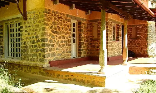 ரசாயன பொருட்கள் இன்றி கட்டப்பட்ட மூலிகை வீடு- பழங்காலத்தை நினைவுபடுத்திய இயற்கை ஆர்வலர்