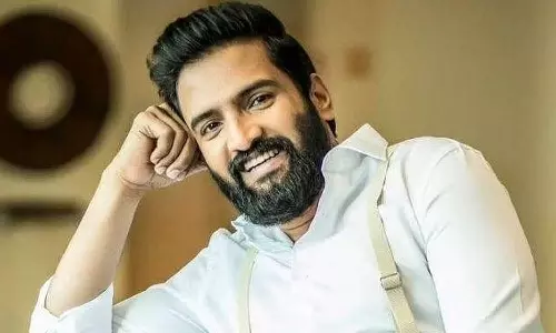 இதற்கு பெயர் தான் புலி வாலை பிடிக்கிறதா..? வைரலாகும் சந்தானம் வீடியோ..